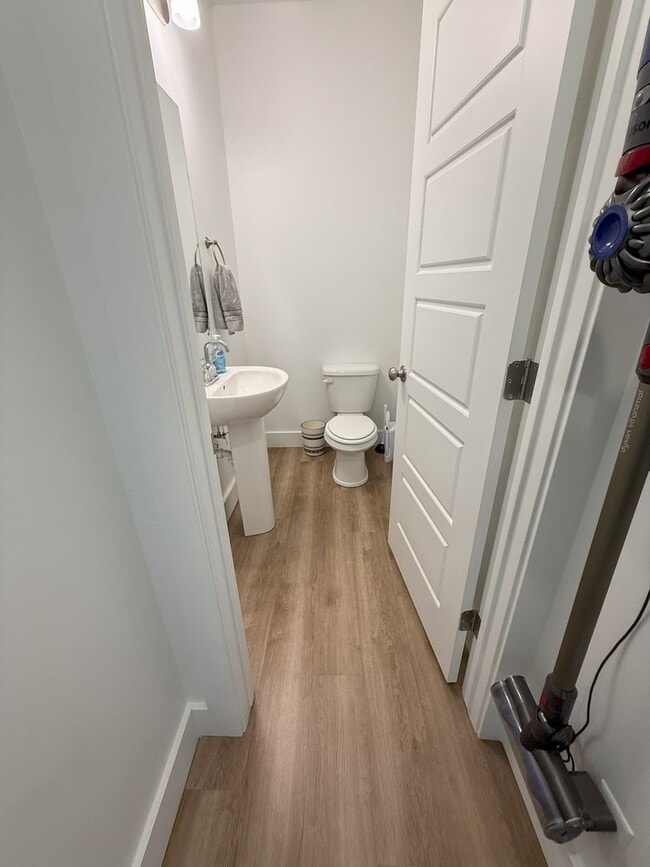 Photo - Modern 3-Bedroom End-Unit Townhome in Smit...