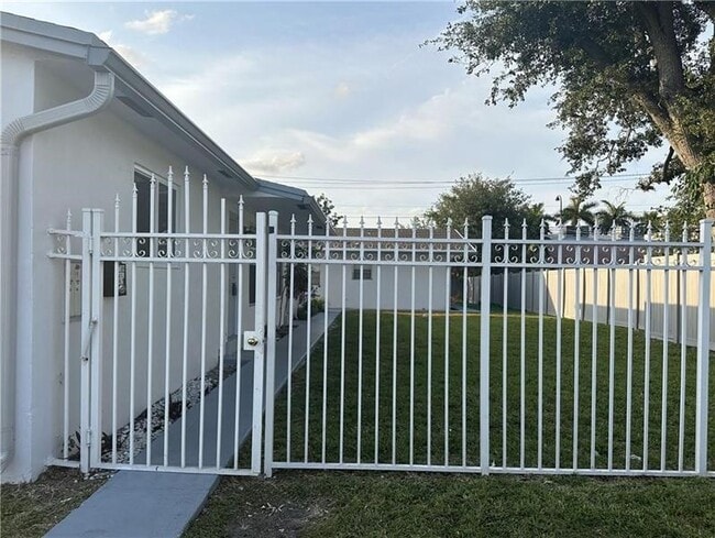 Building Photo - 6109 SW 30th St Unit 1 Rental