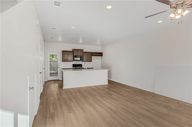 Photo - 601 W 24th St