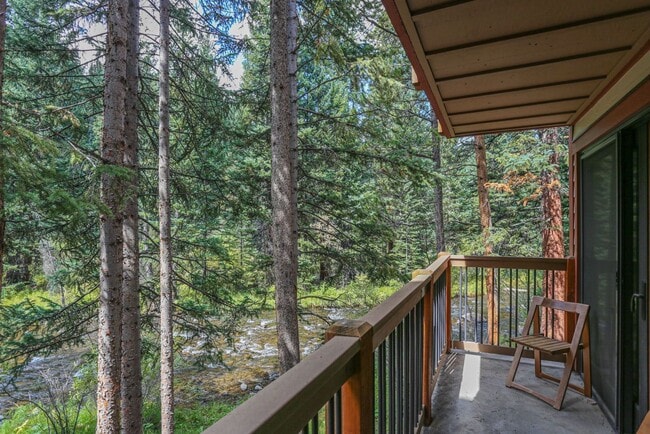Building Photo - 6 Month lease! Walk to everything! Partially Furnished!