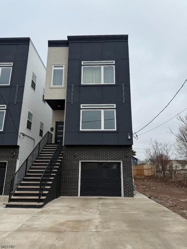 Building Photo - 12 Nelson Pl