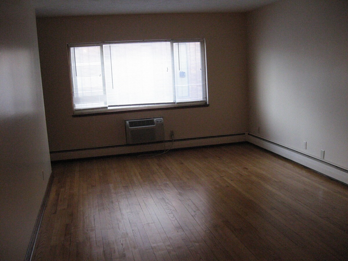 Photo - 914 N Court St, Rockford ILL 61103