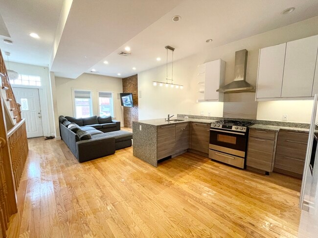 Building Photo - 98 L St Unit 0
