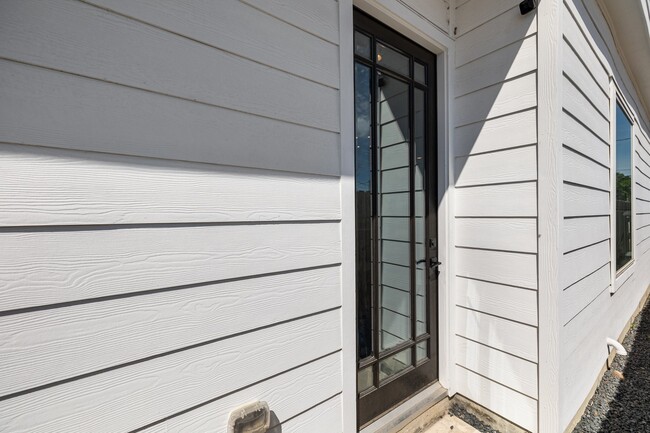 Photo - 817 W 19th St