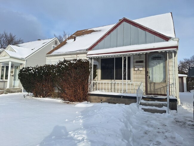 Building Photo - Charming 3 bedroom bungalow freshly updated