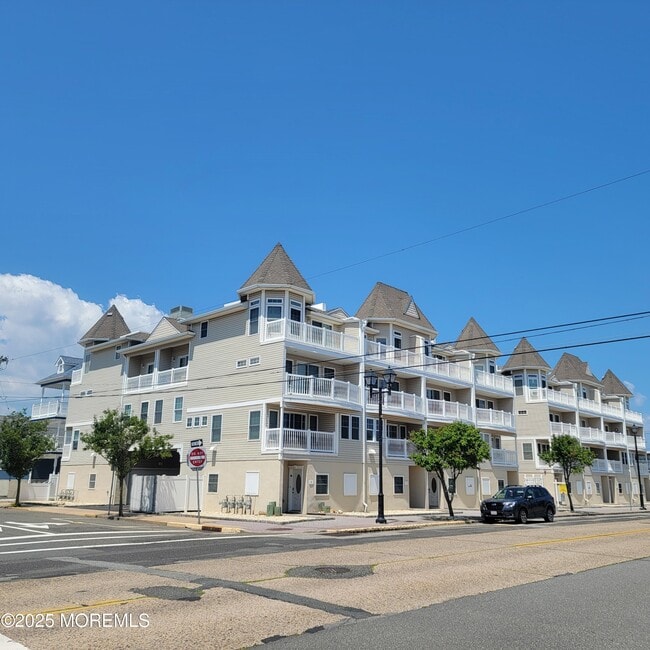 Building Photo - 1301 Boulevard Unit 1 Rental