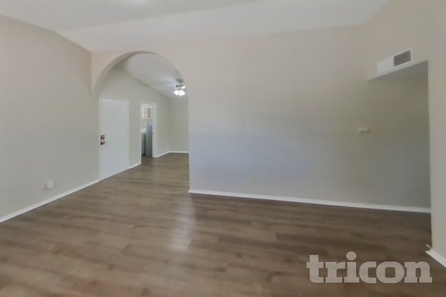 222 W Topeka Dr