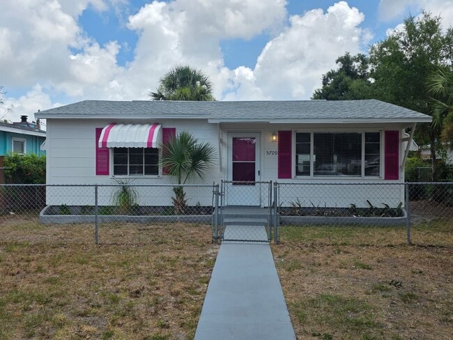 Building Photo - Updated 2 Bedroom 1 Bath in Central Gulfport