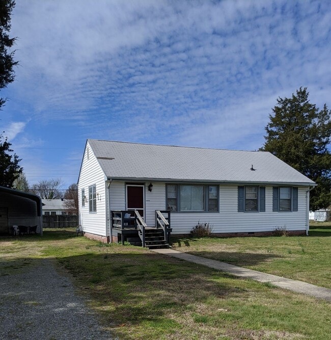 Building Photo - Three bedroom / one bath with Garage and Carport