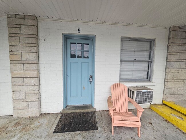 Building Photo - All Inclusive Furnished Studio Apartment Unit 3