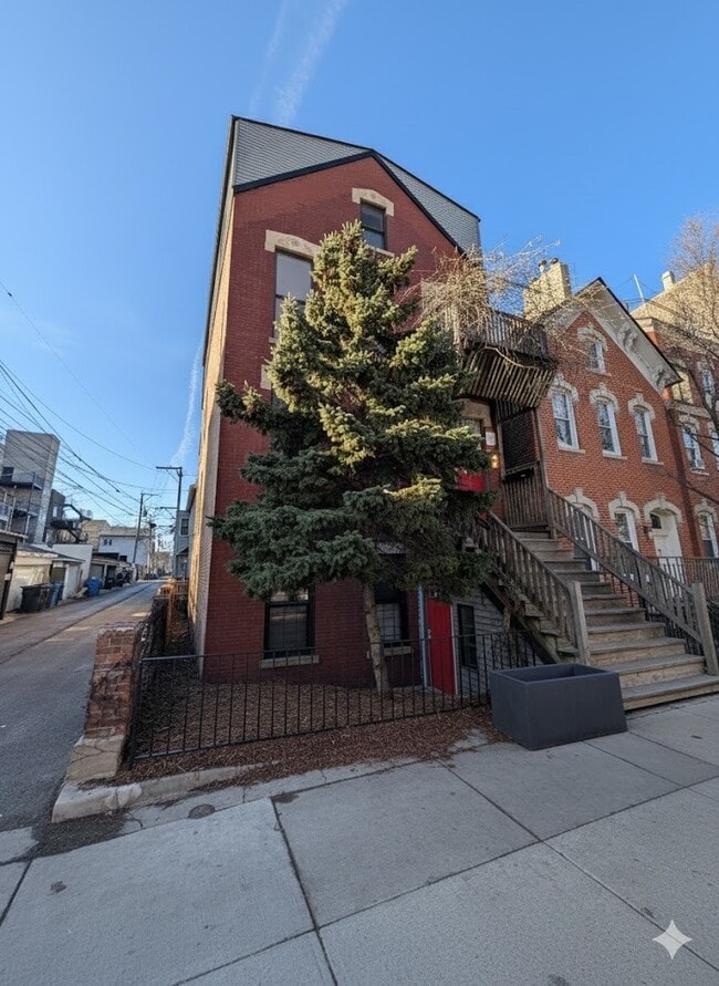 Building Photo - 916 N Noble St Unit 2F