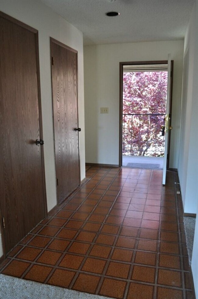 Building Photo - 1 Bed 2 Bath View Point Community TOP Floo... Unit E