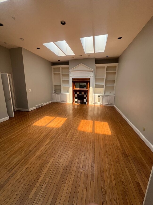 Building Photo - 628 Sycamore St Unit 1 Rental