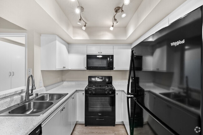 2BR, 2BA - 1,000SF - Kitchen