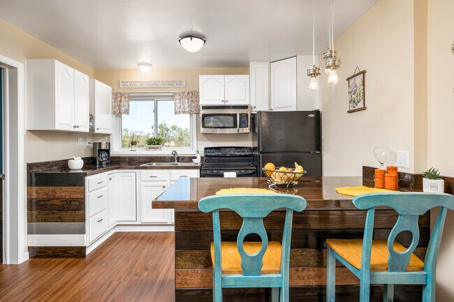 Small apartment. Perfect for 1 person. - 588 N Bayard Ave Townhome