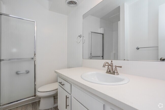 2BR, 2BA - 987 SF - 2031-2035 Dracena Drive