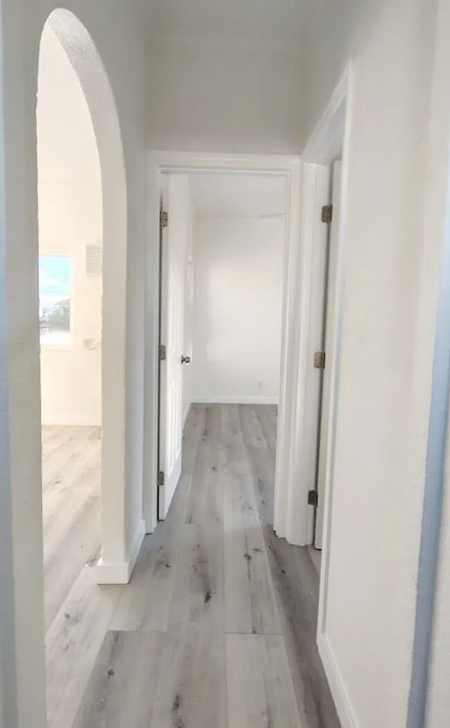 1565 S Hobart
