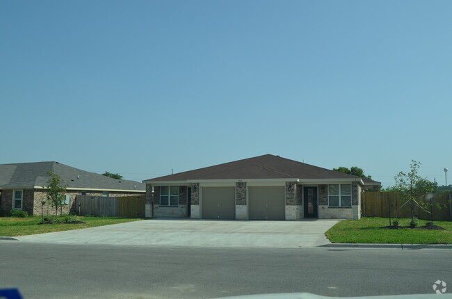 Building Photo - 1800Tru Unit A-STILL OCCUPIED BY RESIDENT Rental