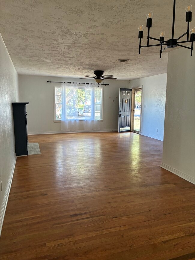 Photo - 2202 Crockett St