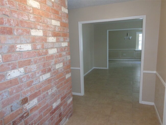 2735 Manila Ln