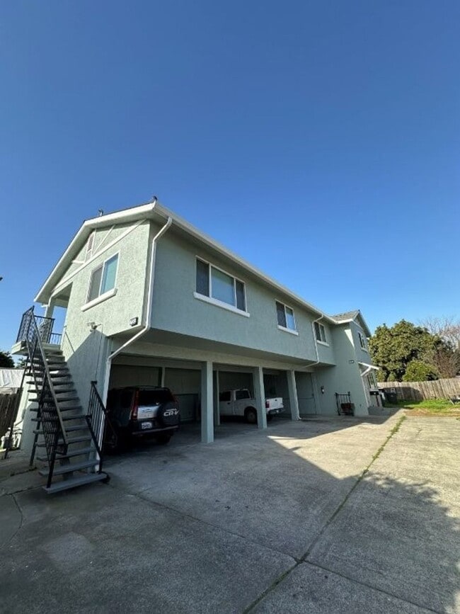 Building Photo - Sunset 732/DUPLEX Unit 732