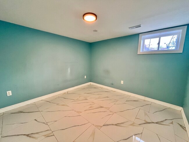 Photo - 1 BED - 1 BATH - OSHAWA - BASEMENT Unité 2