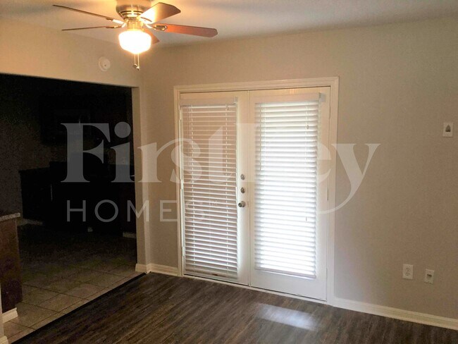 Photo - 1108 W Camp Cir