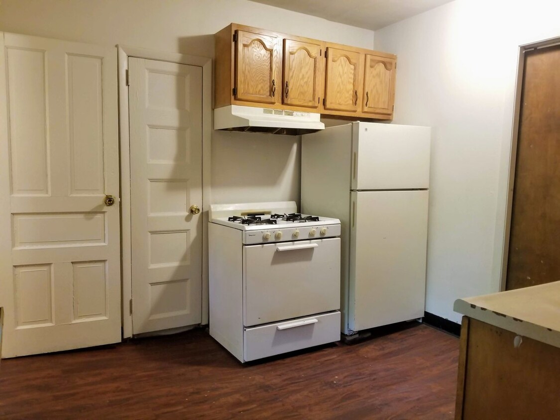 Super Spacious Three Bedroom on Bates Stre... - Super Spacious Three Bedroom on Bates Stre...