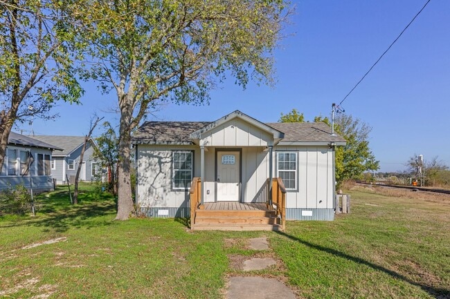 Photo - 603 E 3rd St