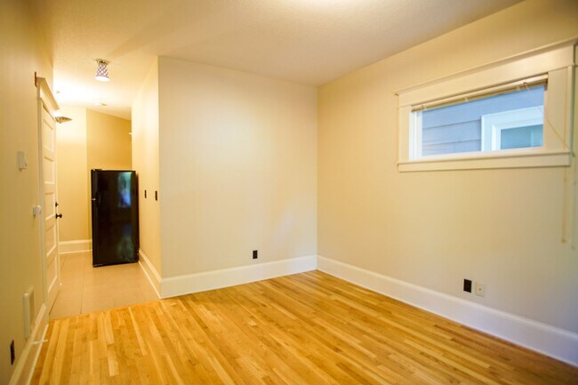 Photo - Historic Building-Beautifully Renovated 1-Bedroom Close-in SE! Unidad 03