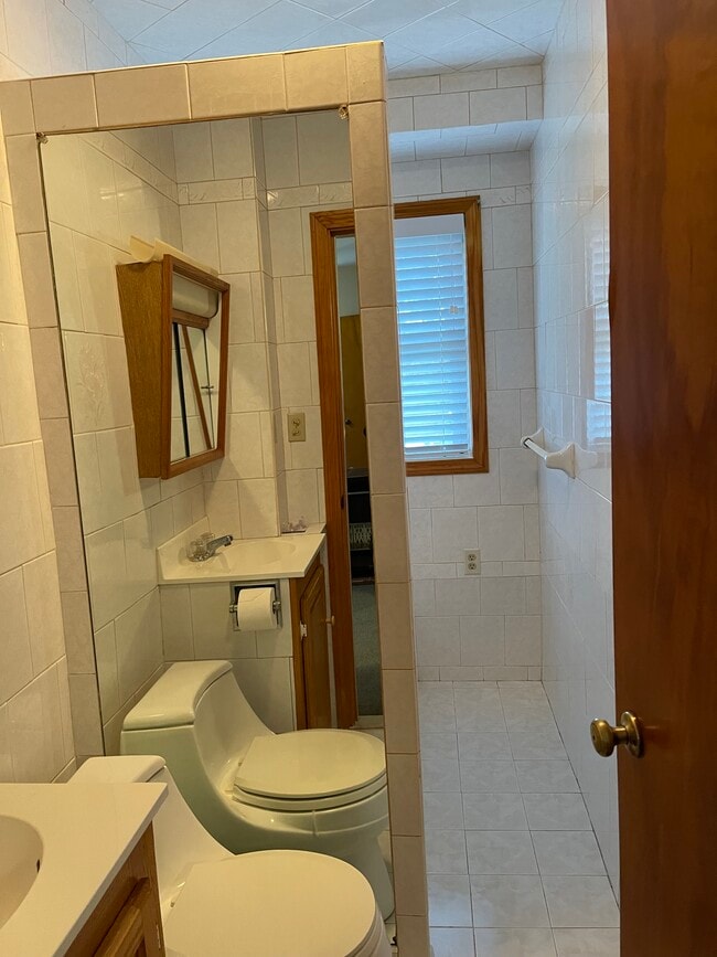 16 Harding Rd Unit 2nd floor clean quiet apartment with storage