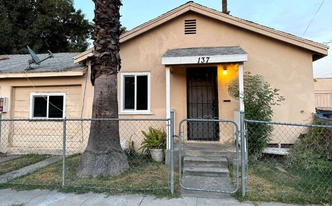 Building Photo - Newly renovated 2br Spanish style bungalow... Rental