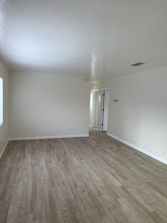 4321 W Myrtle Ave