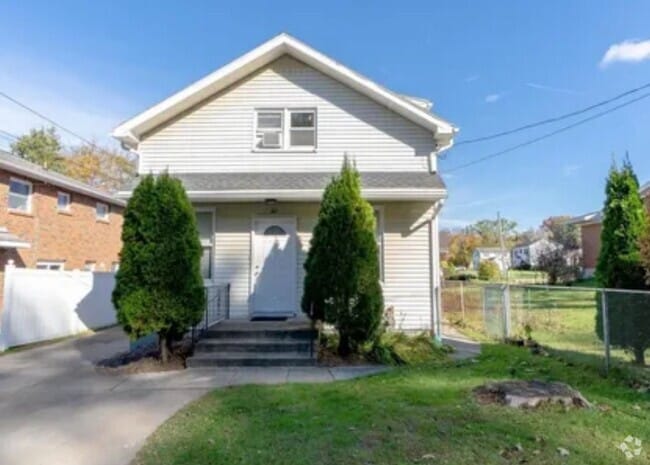 Building Photo - 31 Wellington Ave Rental