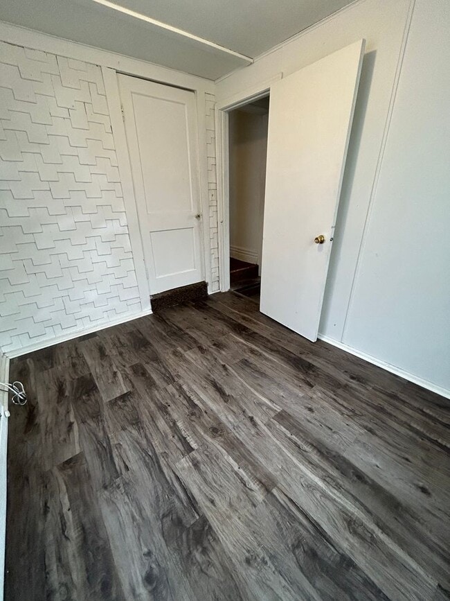 Building Photo - Three Bedroom Apartment Near Downtown Unit 3