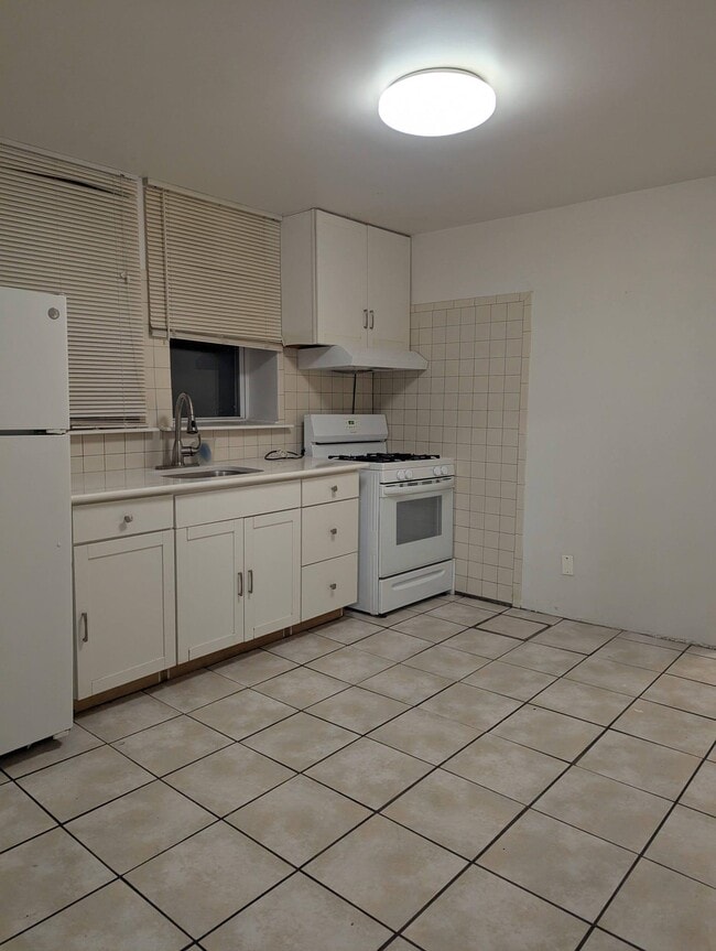 Photo - 327 Danforth Ave Unidad B1