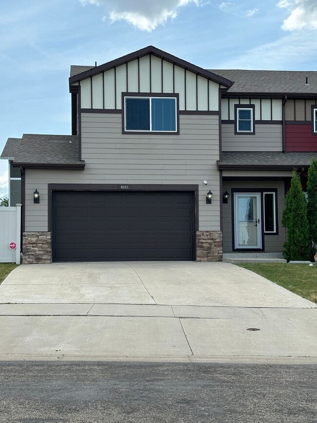 Building Photo - 3 Bedroom Townhome