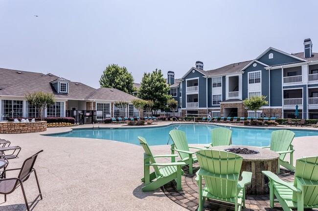 Piscina estilo centro vacacional y solárium con fogón - Principal - Bexley at Triangle Park Apartamentos