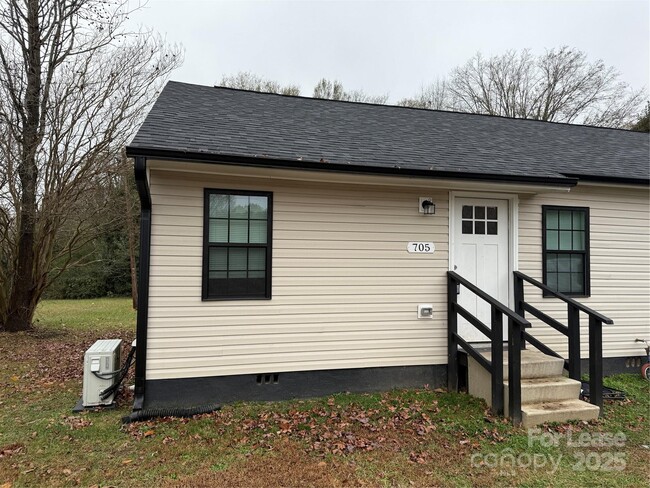 Building Photo - 705 N Main St