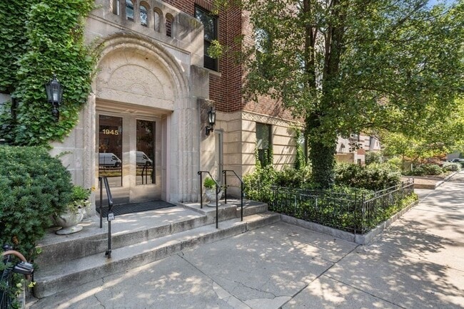 Building Photo - 1945 Commonwealth Ave Unit 4