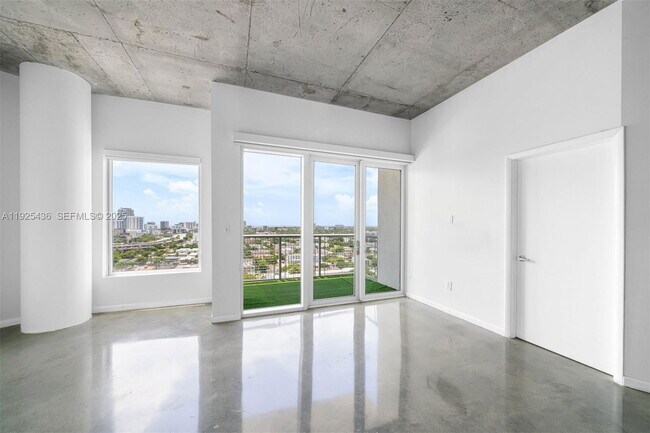 Photo - 10 SW South River Dr Unidad 18