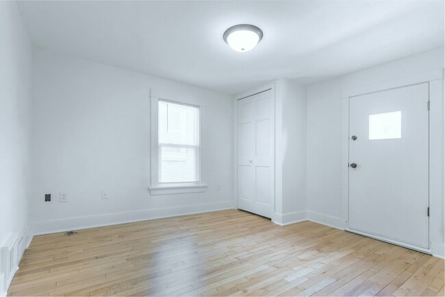 Building Photo - 836 E Dayton St Unit 2