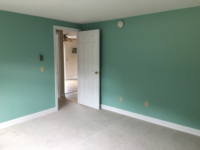 Building Photo - 10 Candlelight Ter Unit #10