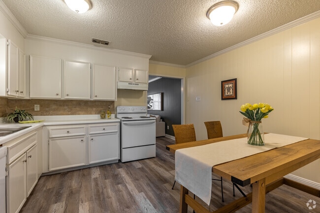 2BR, 1BA - 940SF - Kitchen