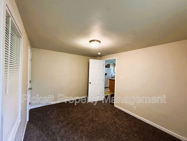 Photo - 840 Maple Ave E
