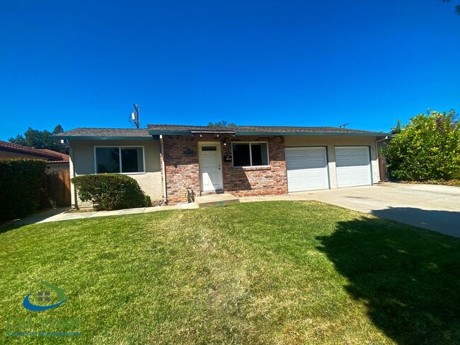 Building Photo - $3195 - Remodeled 2Bed/1 Bath Duplex in th... Unit 155 Rental