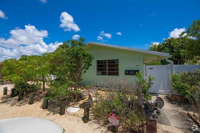Building Photo - 805 NE 40th St Unit 1 Rental