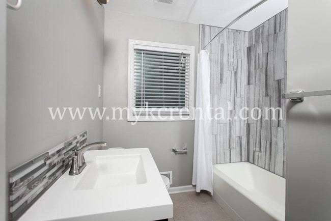 Photo - 5516 W 70th St