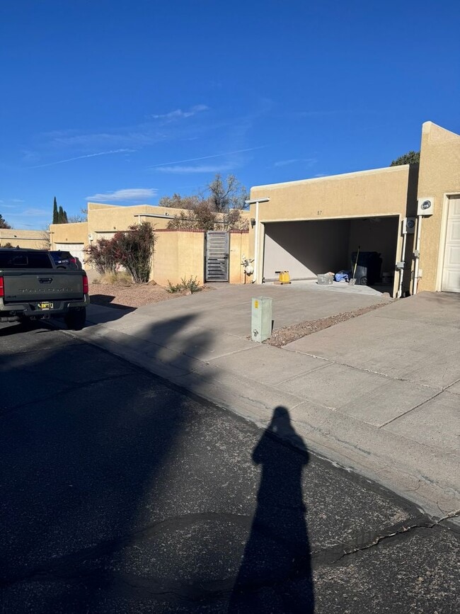 Building Photo - Foothills Townhouse 2/BD 2/BA 2/CG