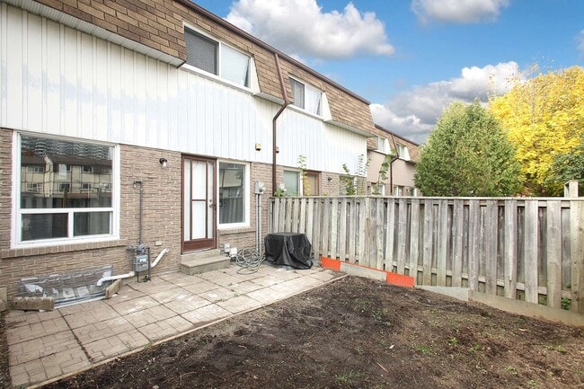 Photo - 126 Dusay Pl